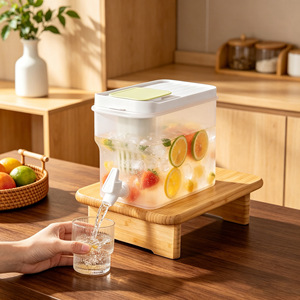 Pichet à eau froide Creator 3,8 L avec robinet pour le service de thé aux fruits et de jus - Product Image 1