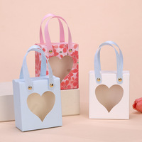 Boîte à bonbons en papier artistique multicolore recyclable avec fenêtre en forme de cœur et poignée portable pour les cadeaux de mariage et les cadeaux de fête