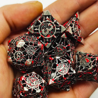 Jeu de dés dragon polyédrique groupe de course D20 D & D personnalisé en gros Jeu de société Cthulhu en métal creux Logo sculpté en métal en gros