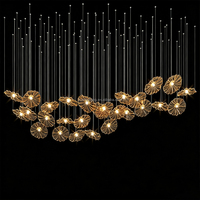 Lustre en verre en forme de feuille de lotus dorée personnalisé, texture ondulée de luxe, luminaire suspendu en forme de lotus pour l'éclairage du hall d'hôtel et des escaliers