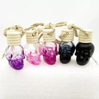 Vente en gros de flacons de parfum pour voiture en verre en forme de crâne colorés de 8 ml, flacons vides pour diffuseur d'air frais pour voiture avec couvercles en bois