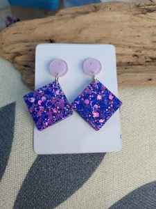 Boucles d'oreilles modernes en résine, légères, design artisanal, parfaites pour la mode quotidienne et les occasions spéciales, élégantes et faites à la main - Product Image 5