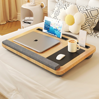 Table de lit multifonctionnelle pour ordinateur portable avec surface en bois et base rembourrée, idéale pour travailler et lire sur le canapé