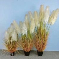 Élégante composition artificielle de blé et d'herbe de roseau dans un petit pot pour chambre douillette, idéale comme cadeau et accent décoratif quotidien pour la maison