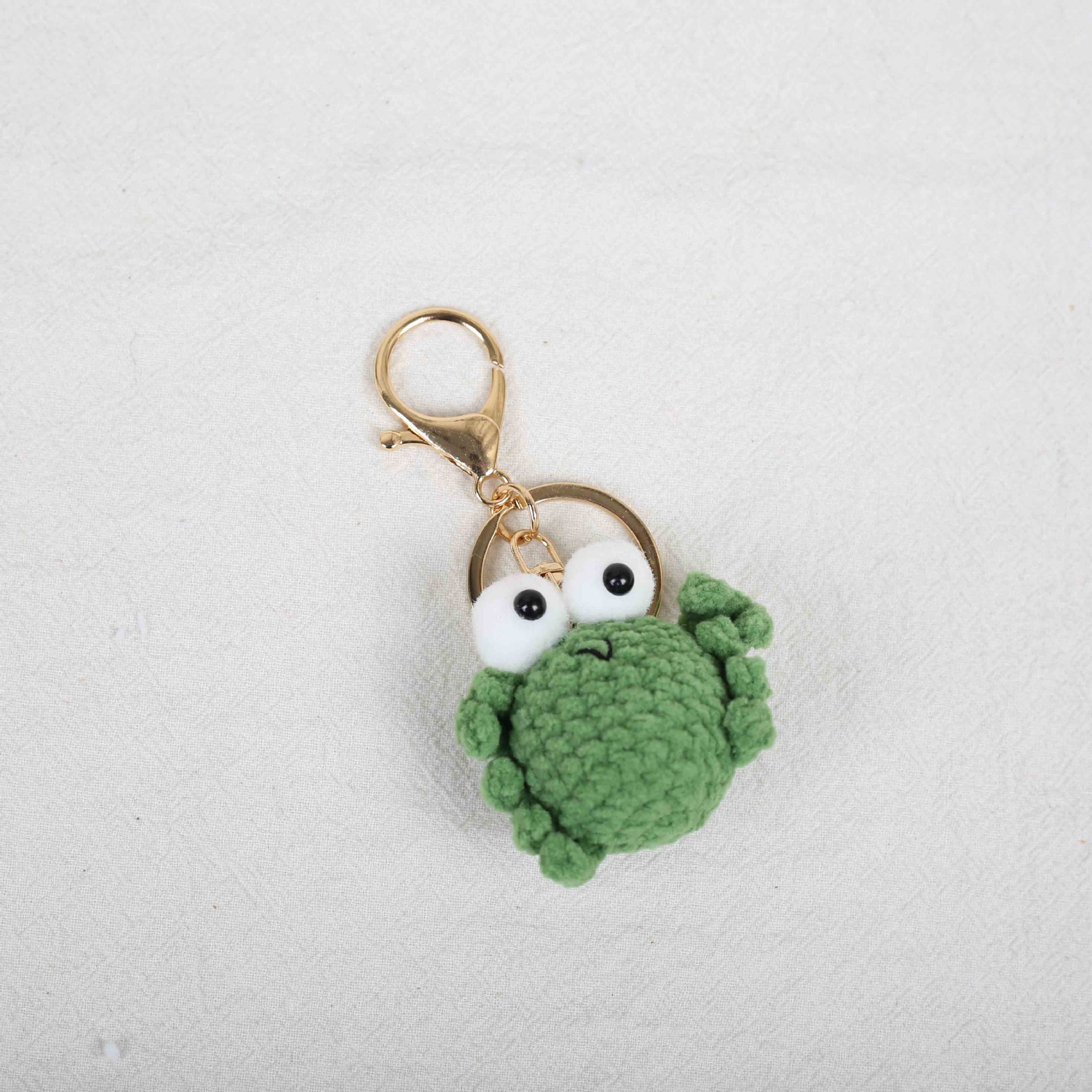 Hebilla verde oscuro con detalles dorados.