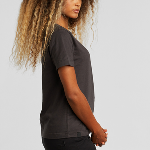 T-shirt uni pour femme, confort intemporel, conçu pour un usage quotidien, offrant une coupe douce, facile à superposer et un style décontracté moderne - Product Image 4