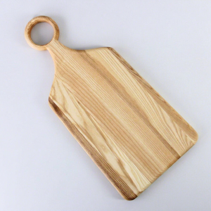 เขียงไม้แอชทรงสี่เหลี่ยมพร้อมห่วงจับ ยี่ห้อ Viet WoodCraft สีเข้มธรรมชาติ เกรดสำหรับอาหาร เป็นมิตรกับสิ่งแวดล้อม หนา 1.8 ซม. - Product Image 1