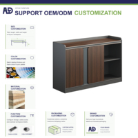 Buffet de bureau avec portes coulissantes effet bois et décor de bordure métallique, meuble de rangement ouvert pour réception professionnelle