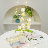 Fleur au crochet Lily avec lumière LED, cadeau de la Saint-Valentin pour la décoration de table, accessoires de décoration intérieure, vente chaude