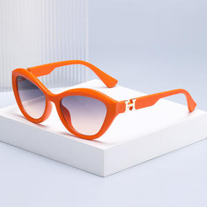 Lunettes de soleil pour femmes de style coréen, monture noire en PC, protection UV400, verres de classe 2, lunettes de mode pour l'extérieur - Product Image 3