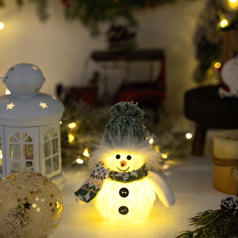 Bonnet court bonhomme de neige lumineux tricoté vert foncé