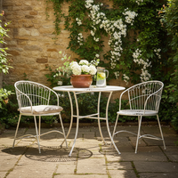 Ensemble bistrot d'extérieur 3 pièces style scandinave, chaises à dossier en fil métallique avec structure en métal blanc, table ronde, mobilier de jardin pour café, balcon