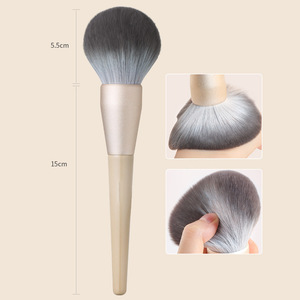 แปรงปัดแป้งฝุ่นขนาดใหญ่ระดับมืออาชีพ ขนแปรงนาโนสังเคราะห์ ด้ามไม้สีทอง ทรงกลม แปรงคาบูกิสำหรับปัดแป้งฝุ่นและบลัชออน - Product Image 1