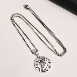 Collier avec pendentif Saint Benoît personnalisé en émail résistant à la corrosion - Product Image 3
