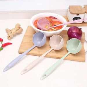 Cuillère et passoire 2-en-1 écologiques en paille de blé à long manche pour soupes et plats chauds - Product Image 3