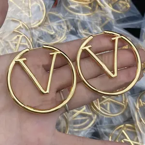 Anting klasik berlapis emas 18k merek mewah desainer 2023 anting-anting Hoop melingkar huruf V untuk wanita