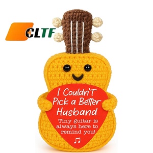 Bambola all'uncinetto personalizzata a forma di <span class=keywords><strong>chitarra</strong></span>/ukulele <span class=keywords><strong>con</strong></span> biglietto positivo, decorazione da scrivania, regalo di compleanno per mamma, papà, figlio - Product Image 1