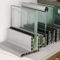Système de balustrade en verre moderne et robuste avec garde-corps en verre, balustrades et rampes en aluminium à base de profilé en U pour terrasses et hôpitaux