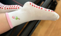 Chaussettes de yoga et de Pilates personnalisées OEM ODM, antidérapantes, avec grip, broderie mignonne, épaisses, résistantes, anti-boulochage, en coton