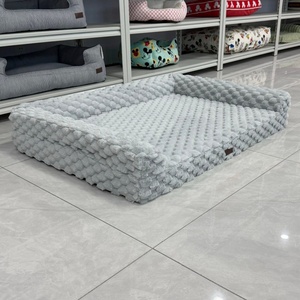 Canapé pour chien en velours de maïs de luxe sur mesure, lit pour animaux de compagnie gris doux et confortable conçu pour les grands chiens - Product Image 3