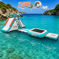 Grand équipement de parc aquatique gonflable : toboggan, pont, trampoline, plateforme à marches pour le plaisir à la plage