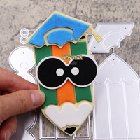 La decorazione della carta dell'invito dell'album in rilievo della matrice di taglio del metallo fatto da te celebra la laurea Scrapbooking il taglio del mestiere muore
