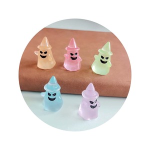 Figura de resina que brilla en la oscuridad Fantasma en miniatura en forma de fantasma de calabaza - Product Image 3
