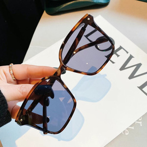 Gafas de sol Qianai para mujer, montura de PC, lentes con protección UV400, remaches de puntos, estilo cuadrado extragrande para conducir - Product Image 5