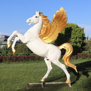 工場直販 白いペガサス像 金色の翼付き 中庭 庭園装飾 アート 大型動物 馬 ファイバーグラス彫刻 - Product Image 1