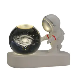 แสงสุดสร้างสรรค์ของตกแต่งโต๊ะทำจากเรซินหรูหราของขวัญวันเกิดลูกบอลคริสตัลไฟกลางคืนสำหรับนักบินอวกาศ