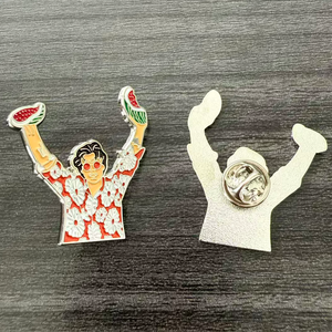 Spille in metallo all'ingrosso a tema musicale: simpatiche spille smaltate di Harry Styles che tiene un'anguria, accessori e souvenir per i fan della musica pop - Product Image 3