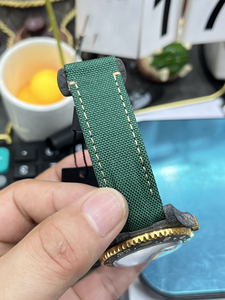 Reloj GMT de Diseño Personalizado para Hombre, Movimiento Automático, Caja de Fibra de Carbono, Correa Verde, Detalles en Oro de Lujo - Product Image 3