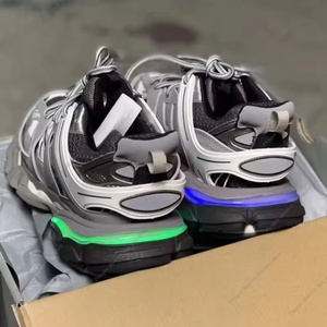 Nouvelles chaussures de luxe de créateur 2026 pour hommes, baskets décontractées de haute qualité avec lacets LED Track 3.0 de marque célèbre, chaussures de marche légères pour femmes - Product Image 3