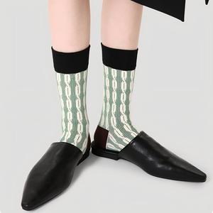 Chaussettes pour femmes en tricot torsadé vert avec accent Lurex, chaussettes tendance bicolores pour tenue habillée et décontractée, chaussettes de sport pour femmes - Product Image 3