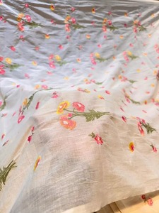 Tissu en mélange de coton doux brodé et imprimé, très demandé, pour la confection de vêtements féminins et de tenues de créateurs, disponible à la vente - Product Image 5