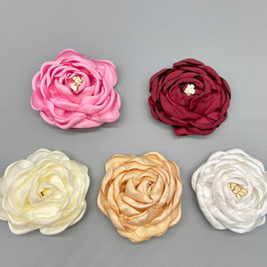 Rosas 3D hechas a mano de 7 cm, flores de tela para bricolaje, ropa, zapatos, sombreros y accesorios. - Product Image 4