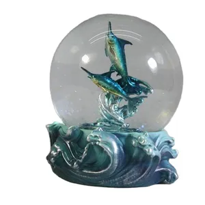 Atacado personalizado casa comprimido resina animais marinhos dolphin estátua de vidro neve globo