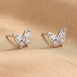 Orecchini a perno a forma di farfalla dolce per donna, accessori per l'orecchio delicati e alla moda per l'uso quotidiano - Product Image 2
