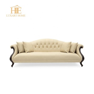 Canapé rembourré en tissu Teddy imitation fourrure de mouton Kali de Meridian Furniture pour salon - Product Image 1