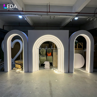 Support de toile de fond LEDA moderne en PVC en forme d'arche ondulée avec lumières LED, blanc, pour décoration de scène de mariage 3D