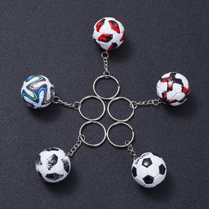 Porte-clés Mini Ballon de Football en Cuir PU, Breloque de Sac, Cadeau Souvenir pour Garçons et Fans, Idéal pour Anniversaire - Vente Chaude - Product Image 3