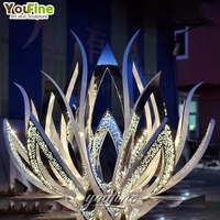 Fontaine sculpturale en acier inoxydable en forme de fleur de lotus, pétales perforés multicouches avec éclairage LED, pour extérieur, jardin, hôtel, villa