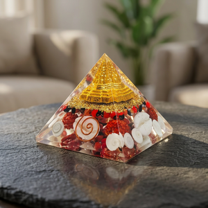 Pieza Decorativa de Cristal Cuadrada Piramidal Laxmi con Incrustaciones de Pirámide Dorada, Gemas Rojas y Pétalos Blancos para Decoración del Hogar - Product Image 3