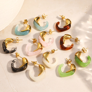 Pendientes de tuerca en forma de C con incrustaciones de resina chapados en oro de 18k, joyería de moda para mujer - Product Image 2