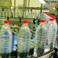 Peralatan Pengisian dan Pengemasan Air Minum Murni dalam Botol Plastik PET Kecil 500ml Otomatis Penuh 2000BPH