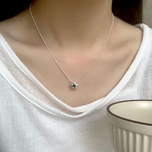 S925 เงินสเตอร์ลิง สร้อยคอรูปดอกไม้เล็กประดับเพชรสีเขียวสำหรับผู้หญิง โซ่กระดูกไหปลาร้าหรูหราบางเบา สวมใส่ได้ทุกวัน - Product Image 3