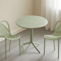 Ensemble de meubles de patio extérieur moderne, table en plastique durable résistante aux intempéries, design pliable