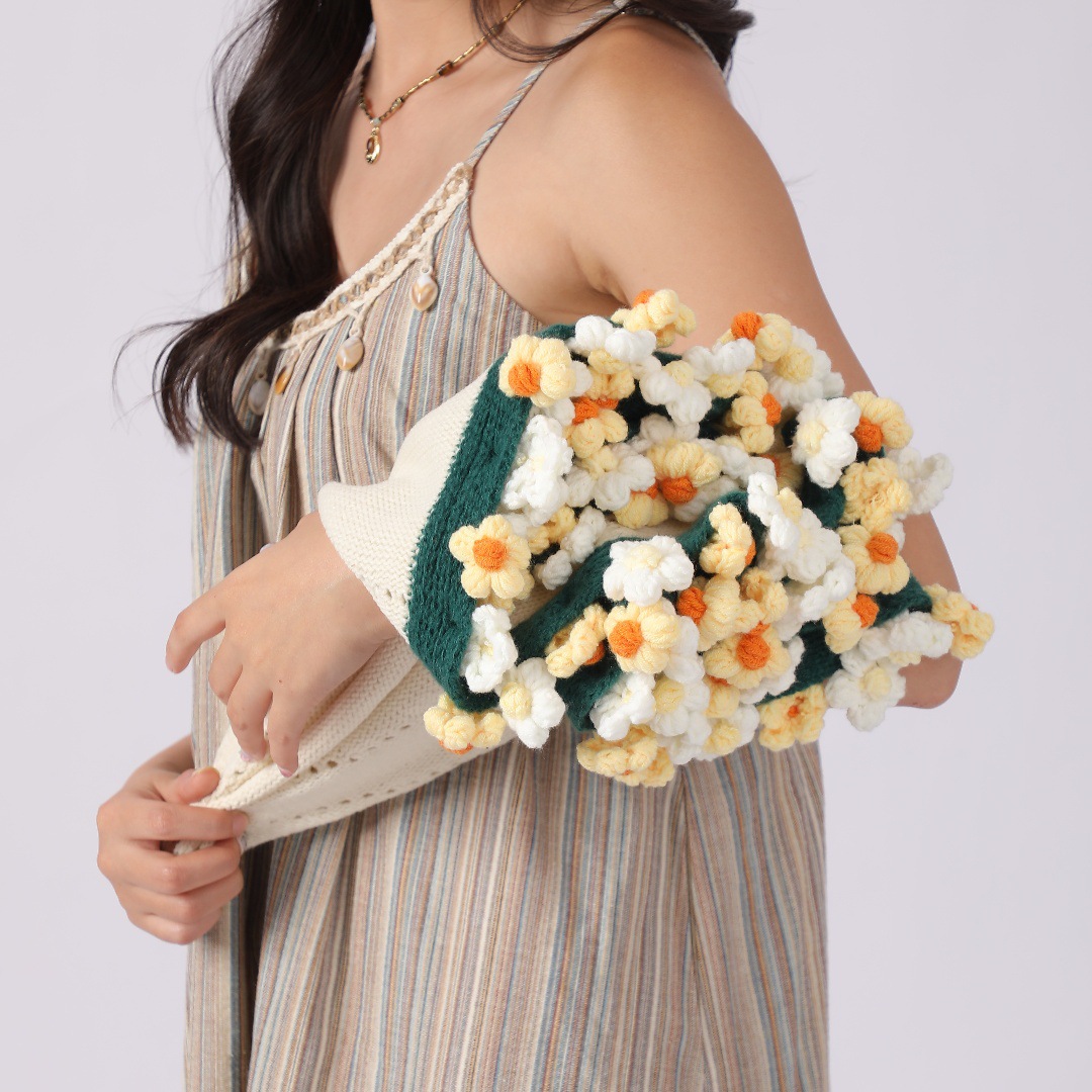 Yellow-White little daisy