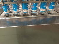 Machine de scellage pour contenant à lait ou yaourt, pour le remplissage de jus