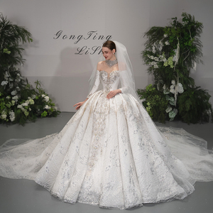 Vestido de Novia GT128 Moderno, Largo hasta el Suelo, con Mangas Largas, Estampado Floral y Apliques de Encaje - Product Image 1